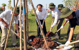 Lễ trồng cây ở bia Rạch Chiếc