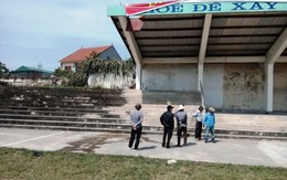 Rơi từ mái che sân bóng, một bảo vệ chết