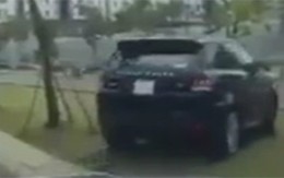 Xe tiền tỉ "hồn nhiên" leo qua dải phân cách để quay đầu
