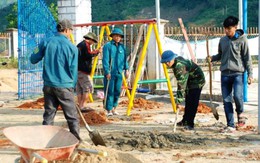 Quảng Nam: tặng sân chơi  cho trẻ vùng cao