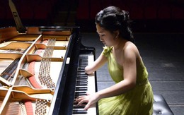 Clip nữ nghệ sĩ khuyết tật chơi piano bằng một tay