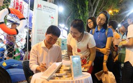 Cùng Hà Nhân đi qua những dại khờ