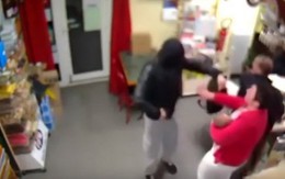 Video cướp cầm súng xông vào, bà chủ chửi ngốc và đuổi đi
