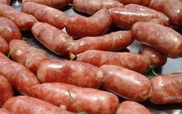 Bắt gần 3 tấn xúc xích chứa chất nghi gây ung thư
