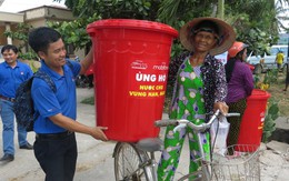 ​Trao 100 thùng chứa nước cho nông dân vùng hạn mặn