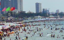 Biển Vũng Tàu sạch sẽ, chật kín