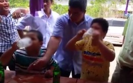 Rùng mình cảnh người lớn xúi con nít nốc bia rượu
