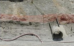 Công nhân sửa băng chuyền nghiền đá bị cuốn vào gầm máy tử vong