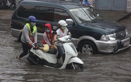 ​Mới mưa một trận, dân Sài Gòn đã bì bõm lội nước