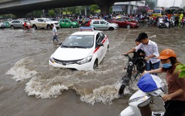 Đường phố Hà Nội tê liệt vì ngập nặng sau mưa