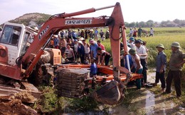 Máy xúc lật nghiêng, đè chết người lái
