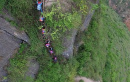 ​Rùng mình học sinh Trung Quốc leo vách đá 800m đi học