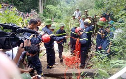 Nạn nhân cuối cùng kẹt trong hang được đưa lên mặt đất