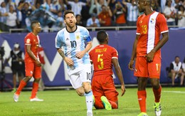 Messi ghi hat-trick, Argentina giành vé vào tứ kết