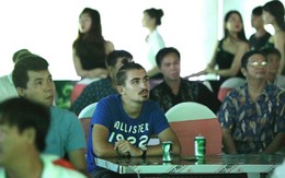 Trời mưa không ngăn được CĐV đến fan zone