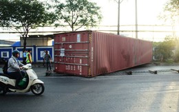 Xe đầu kéo tông sập tường cảng Nhà Rồng, container văng xuống đường