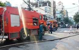 Dùng xà beng cạy cửa, chữa cháy căn nhà vắng chủ