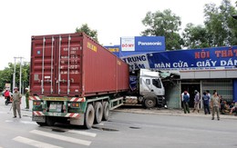 Xe container tông cửa hàng nội thất, cả gia đình bỏ chạy