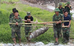 Đào ao thả cá, phát hiện bom "khủng"