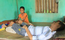 Mẹ tâm thần, cha suy thận, con gập ghềnh đường đến trường