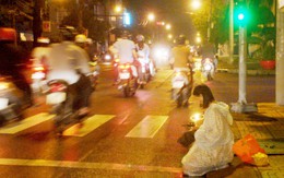 Tôi nghĩ cô gái quỳ xin tiền đêm Sài Gòn quá siêng