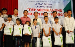 Trao 42 phần thưởng cho con em nông dân nghèo tại Hải Dương