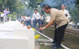 Bộ trưởng Trương Minh Tuấn viếng liệt sĩ ngành thông tin