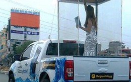 Phạt tài xế chở người mẫu trong lồng kính 900.000 đồng