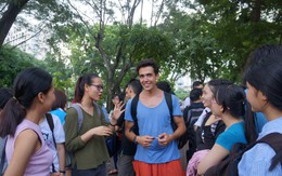 “Trò chuyện với du khách - Talking with the tourist”