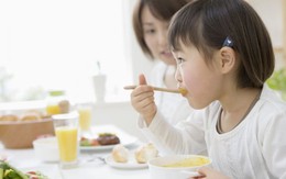 ​Trẻ cần ăn bữa phụ, vậy ăn gì là hợp lý?