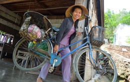 Mẹ bán rau củ  đưa 3 con vào giảng đường