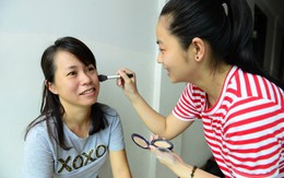 Phụ nữ trung niên bôi nhiều mỹ phẩm, da thành nhạy cảm