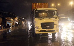 Dắt xe đạp qua đường, bé trai bị cán chết trước cửa nhà