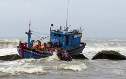 Tàu cá mắc cạn tại “cửa biển trăm tỉ”