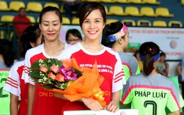 ​Các cô gái làm báo tranh tài bóng đá