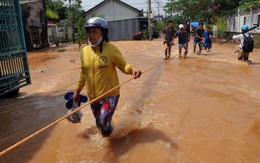 Lũ dâng ngang hông, hơn 2.200 học sinh Biên Hòa nghỉ học