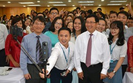 Phó Thủ tướng chụp “wefie” cùng tân sinh viên