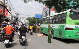 Qua đường đụng xe buýt, phụ nữ bán khoai tử vong