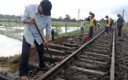 Sạt lở trên đường sắt, tàu lửa đứng bánh tại Tuy Hòa