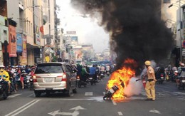 Dừng chờ đèn đỏ, xe máy bốc cháy ngùn ngụt