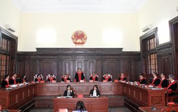 Thí điểm thẩm phán mặc áo choàng dài tay khi xét xử