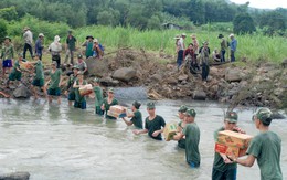 Cứu trợ khẩn cấp 80 hộ dân bị lũ cô lập nhiều ngày