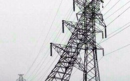 Xe tải va chạm, cột điện 220kV nghiêng ngả