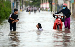 Dân Sài Gòn dầm mình bì bõm với triều cường