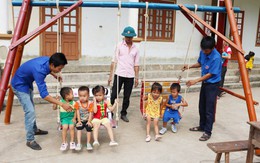 Bạn trẻ làm khu vui chơi trẻ em từ đồ tái chế