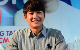 Kang Tae Oh ký tặng người hâm mộ ở TP.HCM