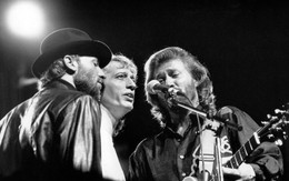 Bee Gees: huyền thoại 'giọng gió' của làng nhạc thế giới