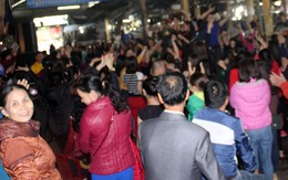 Tiểu thương nhảy múa ăn mừng sau đối thoại với chủ tịch tỉnh