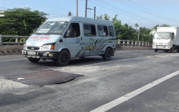 Xuất hiện lỗ thủng lớn giữa cầu Nhị Mỹ, người qua cầu lo sợ