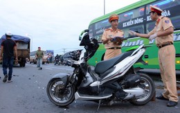 Va chạm xe tải, 3 thanh niên đi chung xe máy chết tại chỗ